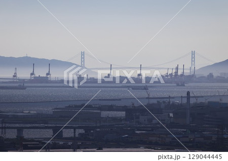 キリンクレーンと明石海峡大橋のモノクロ的写真 キリンクレーンと明石海峡大橋のモノクロ的写真 129044445