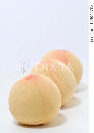 甘くて美味しい岡山県産の白桃 129044708