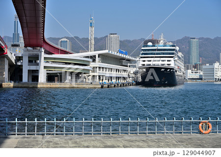 神戸港に停泊中のクルーズ船　「アザマラ・パシュート 　AZAMARA PURSUIT」 129044907