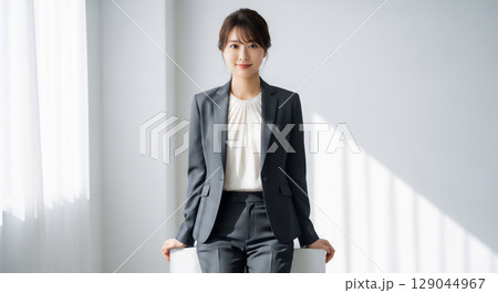 清潔感あふれる女性ビジネスパーソンのポートレート 129044967