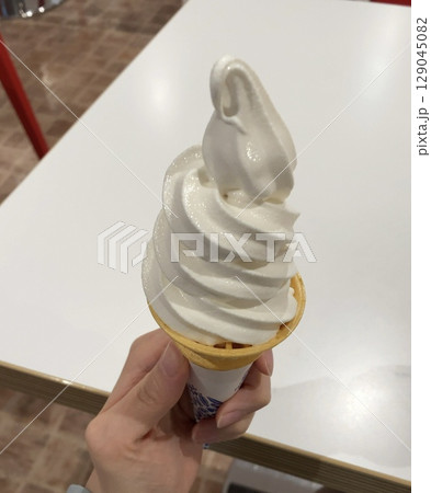 カフェのぐるぐるソフトクリーム、コーンアイスクリーム カフェのぐるぐるソフトクリーム、コーンアイスクリーム 129045082