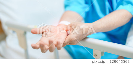 Elderly Patient Woman having wrist pain in hospital, muscle ache due to Carpal Tunnel Syndrome, De Quervain s tenosynovitis, rheumatoid, arthritis, gout, Parkinson disease and ergonomic healthcare Elderly Patient Woman having wrist pain in hospital, muscle ache due to Carpal Tunnel Syndrome, De Quervain s tenosynovitis, rheumatoid, arthritis, gout, Parkinson disease and ergonomic healthcare 129045562
