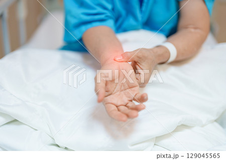 Elderly Patient  Woman having wrist pain in hospital, muscle ache due to Carpal Tunnel Syndrome, De Quervain s tenosynovitis, rheumatoid, arthritis, gout, Parkinson disease and ergonomic healthcare 129045565