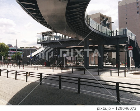 A pedestrian walkway / 駅前のペデストリアンデッキ(デッキ下部からのビュー) A pedestrian walkway / 駅前のペデストリアンデッキ(デッキ下部からのビュー) 129046072