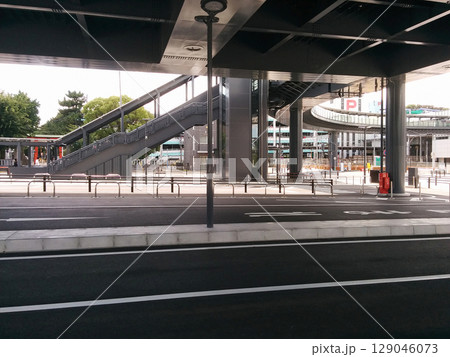 A pedestrian walkway / 駅前のペデストリアンデッキ(デッキ下部からのビュー) A pedestrian walkway / 駅前のペデストリアンデッキ(デッキ下部からのビュー) 129046073