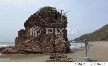 稲佐の浜の弁天島と石碑（島根県出雲市） 129046264