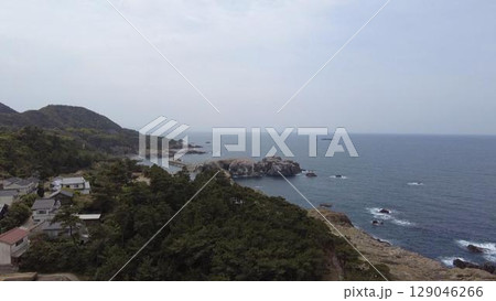 日御碕灯台の展望台から望む日本海と海岸線(島根県出雲市) 日御碕灯台の展望台から望む日本海と海岸線(島根県出雲市) 129046266