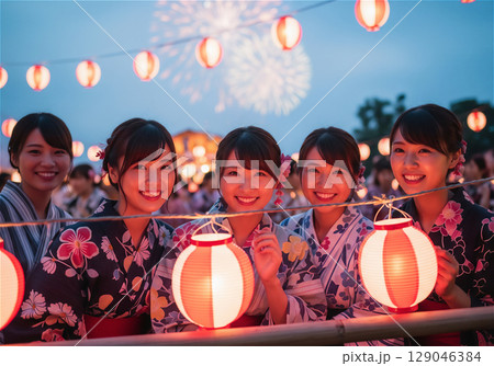 夏の夜を彩る花火大会と夏祭り、浴衣姿の人々の賑わい 129046384