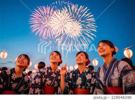 夏の夜を彩る花火大会と夏祭り、浴衣姿の人々の賑わい 129046390