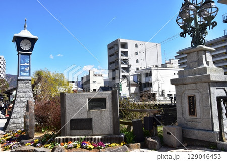 松本市　女鳥羽川の千歳橋と時計台と周辺街並み 129046453