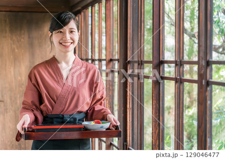 老舗の温泉旅館・高級旅館・宿坊で働く仲居さん・女将さん（配膳） 129046477