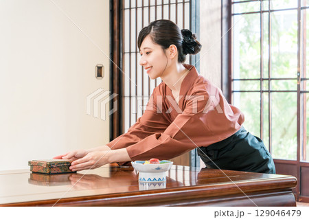 旅館の客室に料理を配膳する仲居さん,旅館スタッフ 129046479