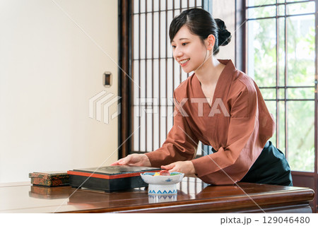 旅館の客室に料理を配膳する仲居さん,旅館スタッフ 129046480