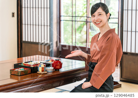 旅館の客室に料理を配膳する仲居さん,旅館スタッフ 129046485