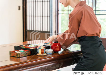 旅館の客室に料理を配膳する仲居さん,旅館スタッフ 129046486