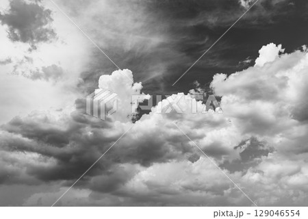 積乱雲が湧き広がる夏空 a-6 モノクロ 積乱雲が湧き広がる夏空 a-6 モノクロ 129046554