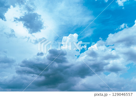 積乱雲が湧き広がる夏空　b-3 ライトカラー 129046557
