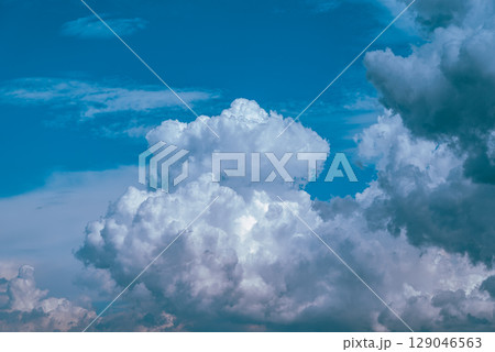 積乱雲が湧き広がる夏空　c-3 ライトカラー 129046563