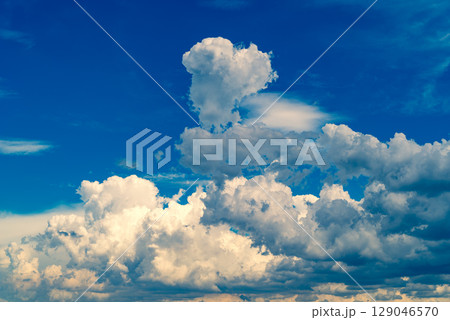 積乱雲が湧き広がる夏空　d-4 暖色寒色強調 129046570