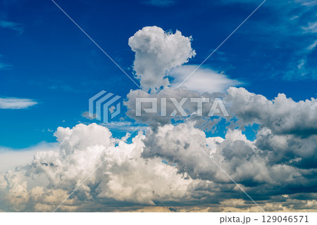 積乱雲が湧き広がる夏空　d-5 フィルム調 129046571