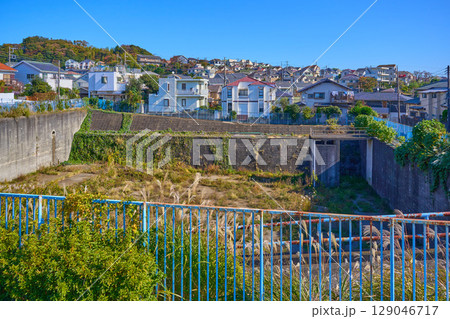 神奈川県川崎市麻生区千代ケ丘9丁目の千代ケ丘調整池越しに東側の細山8丁目方面 神奈川県川崎市麻生区千代ケ丘9丁目の千代ケ丘調整池越しに東側の細山8丁目方面 129046717