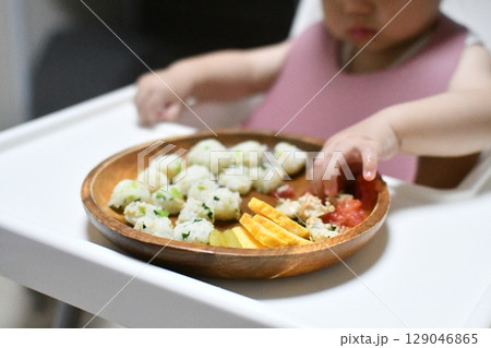 手づかみご飯を食べる赤ちゃん 手づかみご飯を食べる赤ちゃん 129046865