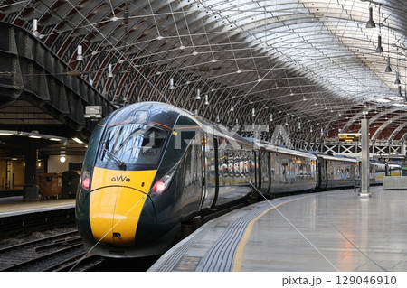 ロンドン・パディントン駅に停車する特急列車 ロンドン・パディントン駅に停車する特急列車 129046910