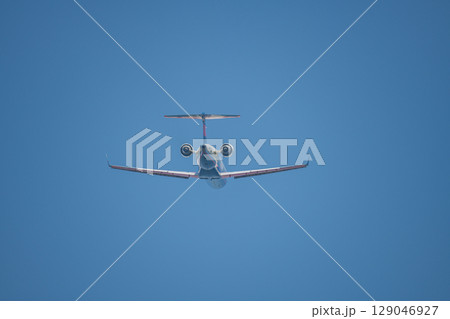 飛び立つ旅客機 129046927