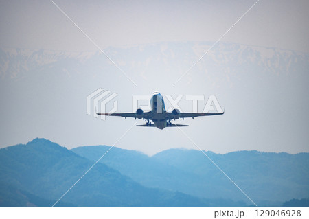 飛び立つ旅客機 129046928