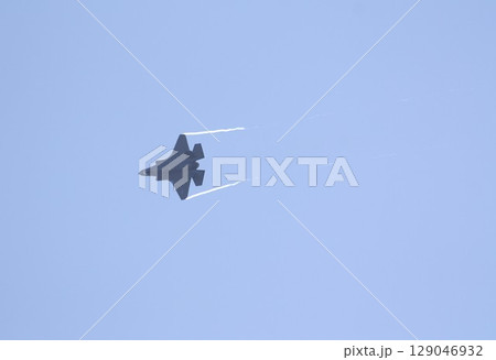 快晴の青空を水蒸気を引きながら急旋回する米空軍のF-35AライトニングⅡステルス戦闘機 快晴の青空を水蒸気を引きながら急旋回する米空軍のF-35AライトニングⅡステルス戦闘機 129046932