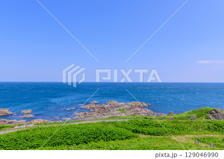快晴の初夏：北見神威岬 129046990