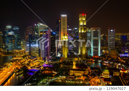 シンガポール共和国 マーライオンやマリーナベイサンズがある中心部ダウンタウンコアの夜景 シンガポール共和国 マーライオンやマリーナベイサンズがある中心部ダウンタウンコアの夜景 129047027