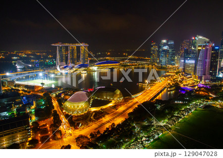シンガポール共和国　マーライオンやマリーナベイサンズがある中心部ダウンタウンコアの夜景 129047028