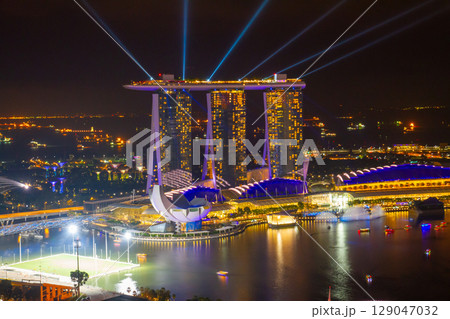 シンガポール共和国　マーライオンやマリーナベイサンズがある中心部ダウンタウンコアの夜景 129047032