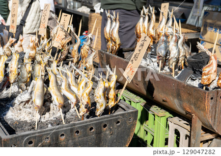 魚市場で売られる魚の串焼き 129047282