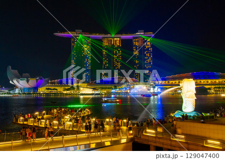 シンガポール共和国 中心部ダウンタウンコアの夜景 マーライオンやマリーナベイサンズのレーザーショー シンガポール共和国 中心部ダウンタウンコアの夜景 マーライオンやマリーナベイサンズのレーザーショー 129047400