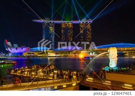 シンガポール共和国 中心部ダウンタウンコアの夜景 マーライオンやマリーナベイサンズのレーザーショー シンガポール共和国 中心部ダウンタウンコアの夜景 マーライオンやマリーナベイサンズのレーザーショー 129047401
