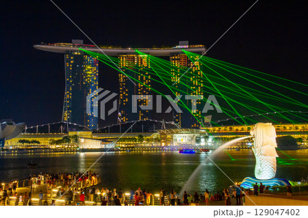 シンガポール共和国　中心部ダウンタウンコアの夜景　マーライオンやマリーナベイサンズのレーザーショー 129047402