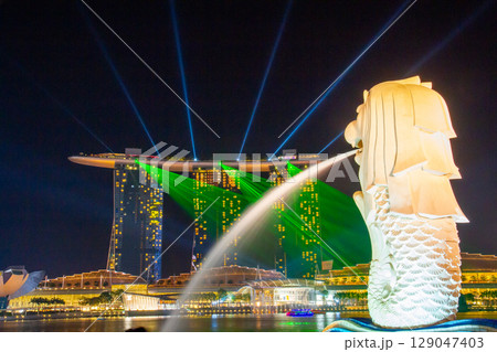 シンガポール共和国 中心部ダウンタウンコアの夜景 マーライオンやマリーナベイサンズのレーザーショー シンガポール共和国 中心部ダウンタウンコアの夜景 マーライオンやマリーナベイサンズのレーザーショー 129047403