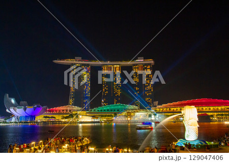 シンガポール共和国 中心部ダウンタウンコアの夜景 マーライオンやマリーナベイサンズのレーザーショー シンガポール共和国 中心部ダウンタウンコアの夜景 マーライオンやマリーナベイサンズのレーザーショー 129047406