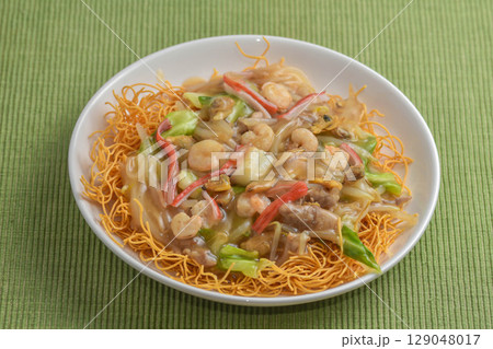 具材たっぷりの長崎皿うどん 129048017