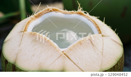 開いたココナッツ 129048452