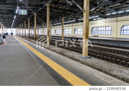 新潟県　燕三条駅　新幹線の到着を待つ乗客 129048536