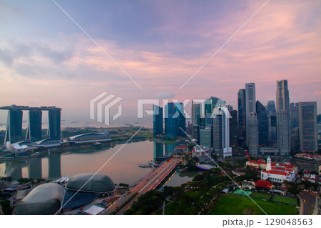 シンガポール共和国 マーライオンやマリーナベイサンズがある中心部ダウンタウンコアの朝焼け シンガポール共和国 マーライオンやマリーナベイサンズがある中心部ダウンタウンコアの朝焼け 129048563
