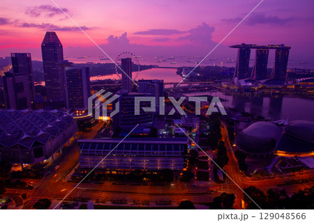 シンガポール共和国　マーライオンやマリーナベイサンズがある中心部ダウンタウンコアの朝焼け 129048566
