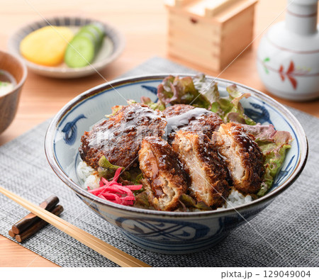 出来立てアツアツ！ご飯がすすむ絶品ソースかつ丼の和風定食 129049004