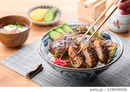 出来立てアツアツ！ご飯がすすむ絶品ソースかつ丼の和風定食 129049008