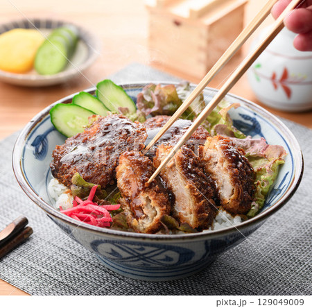 出来立てアツアツ！ご飯がすすむ絶品ソースかつ丼の和風定食 129049009