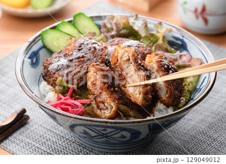出来立てアツアツ!ご飯がすすむ絶品ソースかつ丼の和風定食 出来立てアツアツ!ご飯がすすむ絶品ソースかつ丼の和風定食 129049012