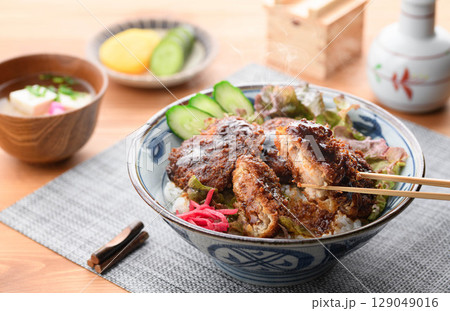 出来立てアツアツ!ご飯がすすむ絶品ソースかつ丼の和風定食 出来立てアツアツ!ご飯がすすむ絶品ソースかつ丼の和風定食 129049016